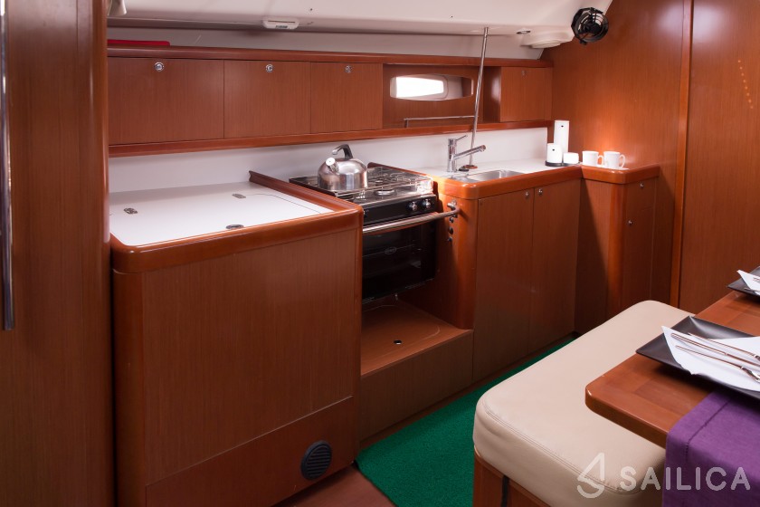 Oceanis 43 - Yacht Charter Sailica