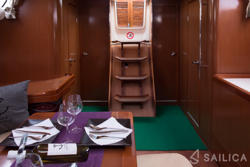 Oceanis 43 - Yacht Charter Sailica