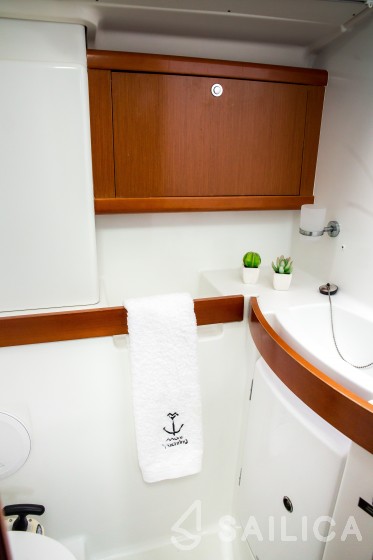 Oceanis 43 - Yacht Charter Sailica