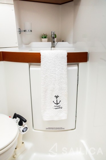 Oceanis 43 - Yacht Charter Sailica
