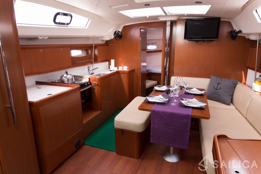 Oceanis 43 - Yacht Charter Sailica