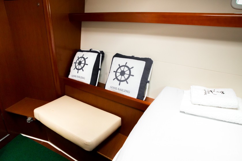 Oceanis 43 - Yacht Charter Sailica