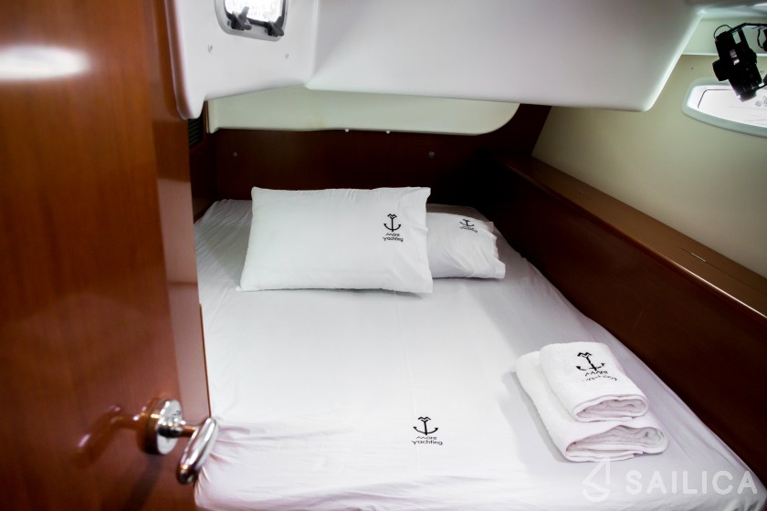 Oceanis 43 - Yacht Charter Sailica
