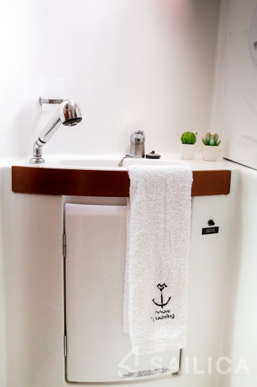 Oceanis 43 - Yacht Charter Sailica