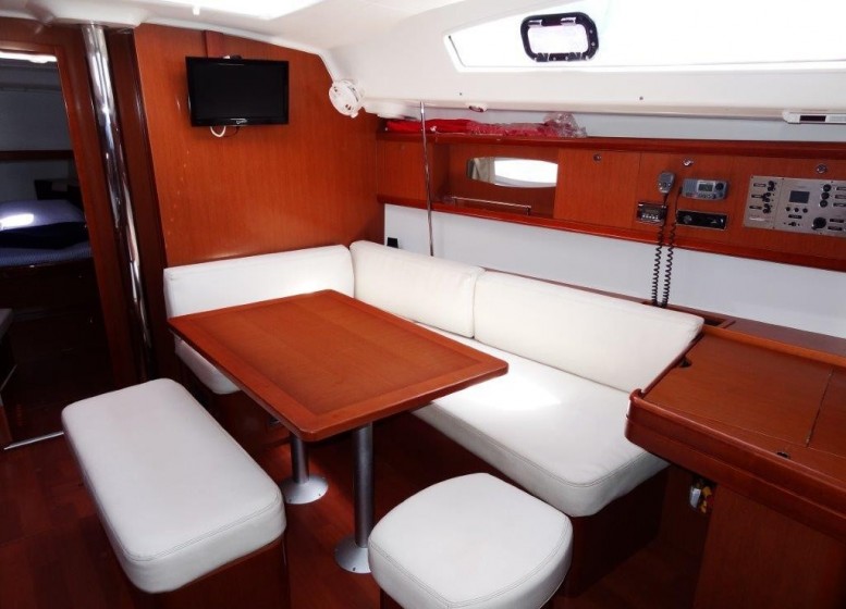 Oceanis 43 - Yacht Charter Sailica