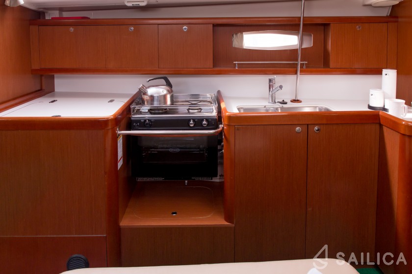Oceanis 43 - Yacht Charter Sailica