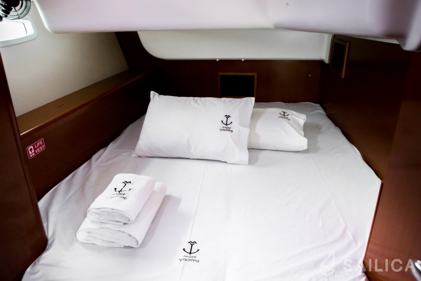 Oceanis 43 - Yacht Charter Sailica