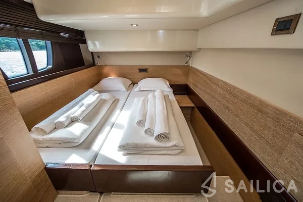 Azimut 47 - Yacht Charter Sailica
