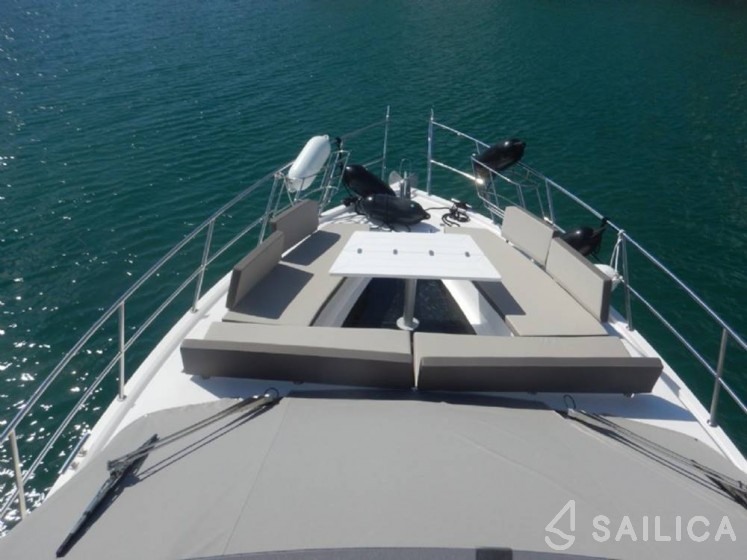 Galeon 460 Fly - Yacht Charter Sailica
