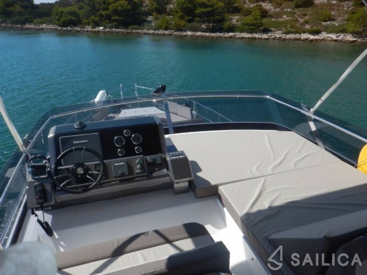 Galeon 460 Fly - Yacht Charter Sailica