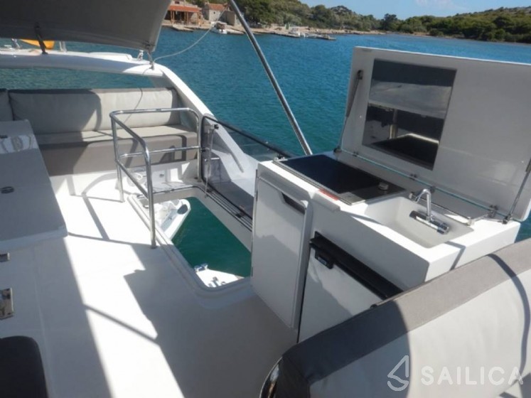 Galeon 460 Fly - Yacht Charter Sailica
