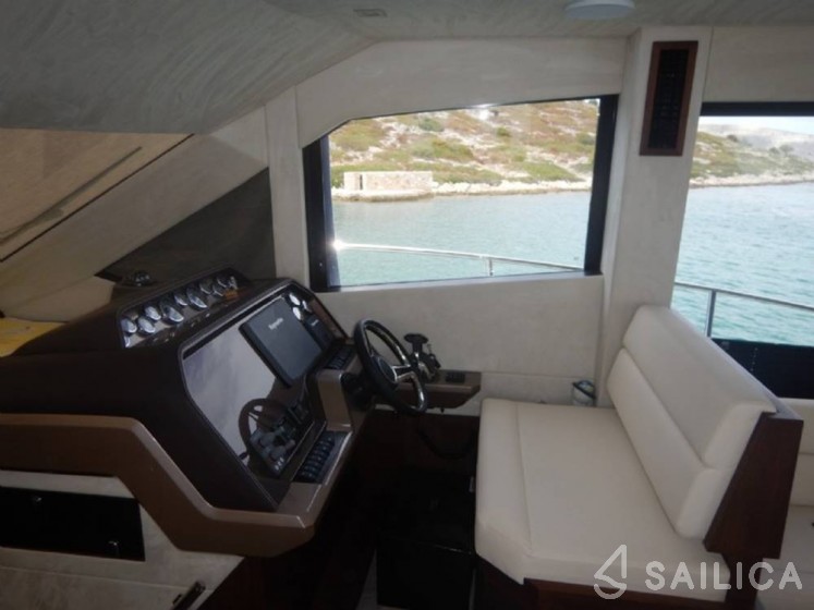 Galeon 460 Fly - Yacht Charter Sailica