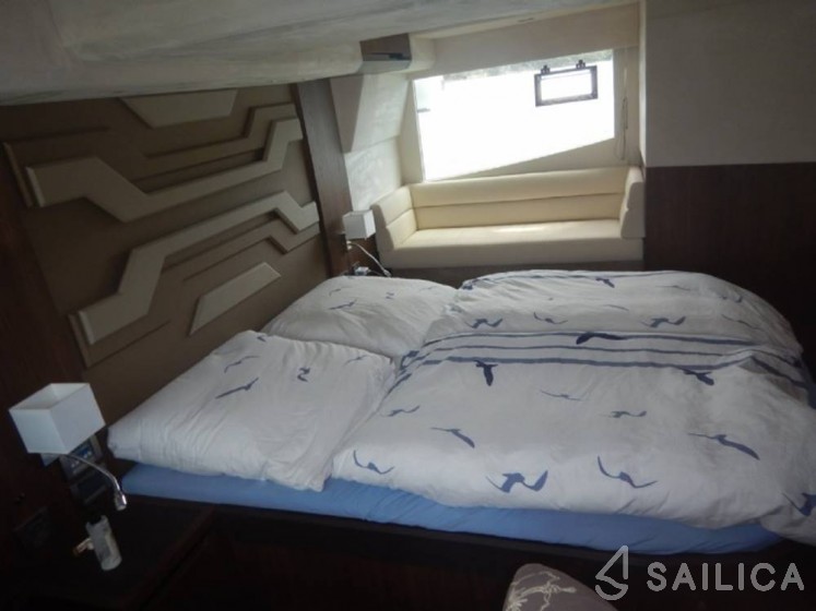 Galeon 460 Fly - Yacht Charter Sailica
