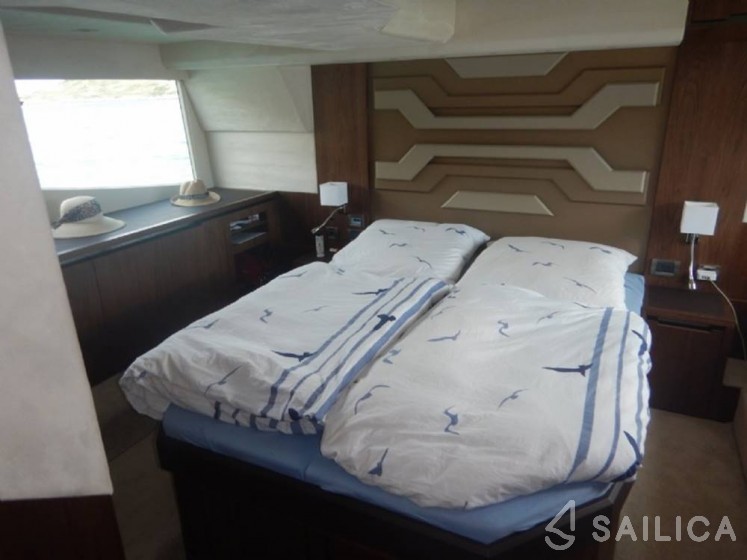 Galeon 460 Fly - Yacht Charter Sailica