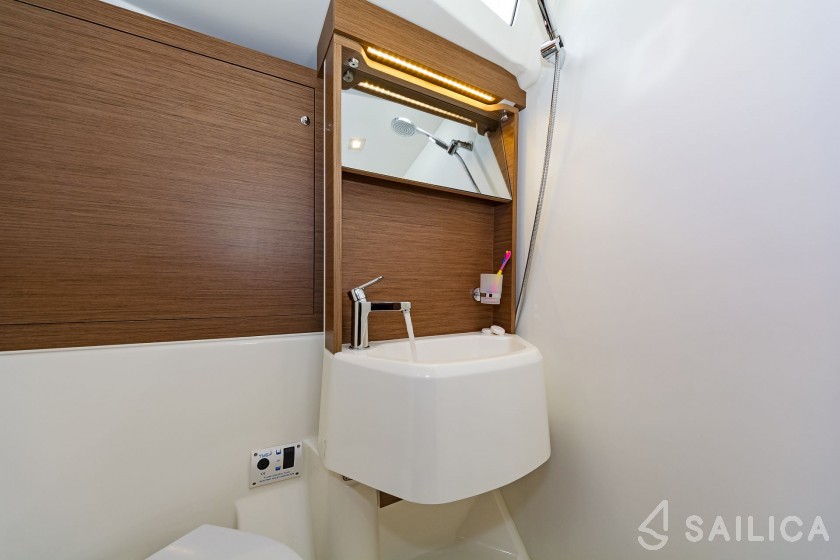 Oceanis 51.1 - Yacht Charter Sailica