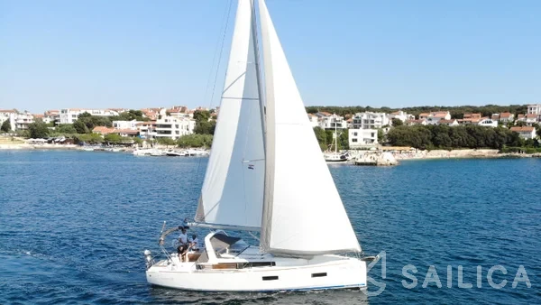 Oceanis 38 - Yacht Charter Sailica