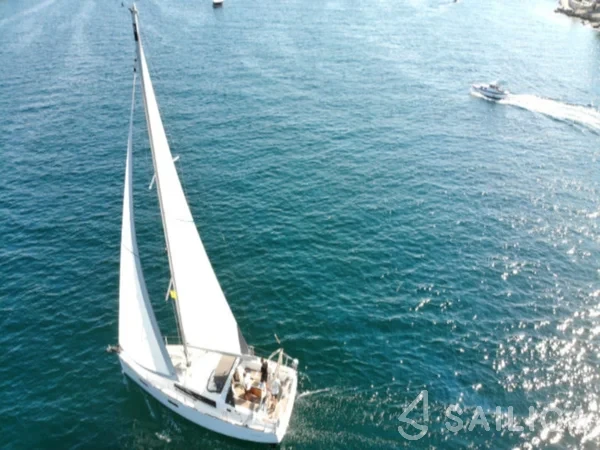 Oceanis 38 - Yacht Charter Sailica
