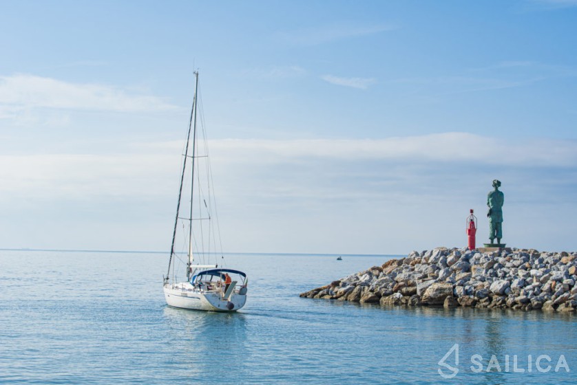 Bavaria 37 Cruiser - Yacht Charter Sailica