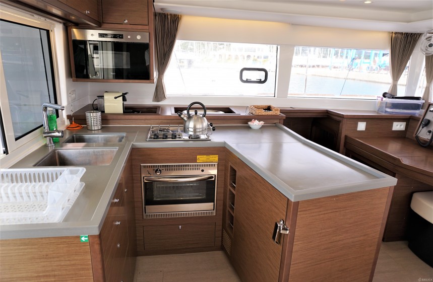 Lagoon 450 S - 4 + 2 cab. - Yacht Charter Sailica