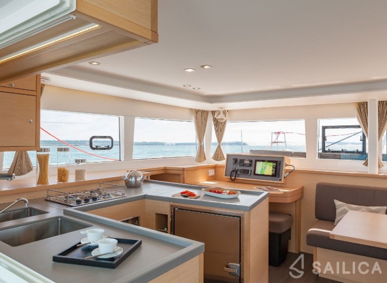 Lagoon 450 S - 4 + 2 cab. - Yacht Charter Sailica