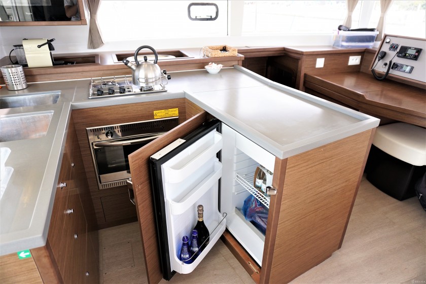Lagoon 450 S - 4 + 2 cab. - Yacht Charter Sailica