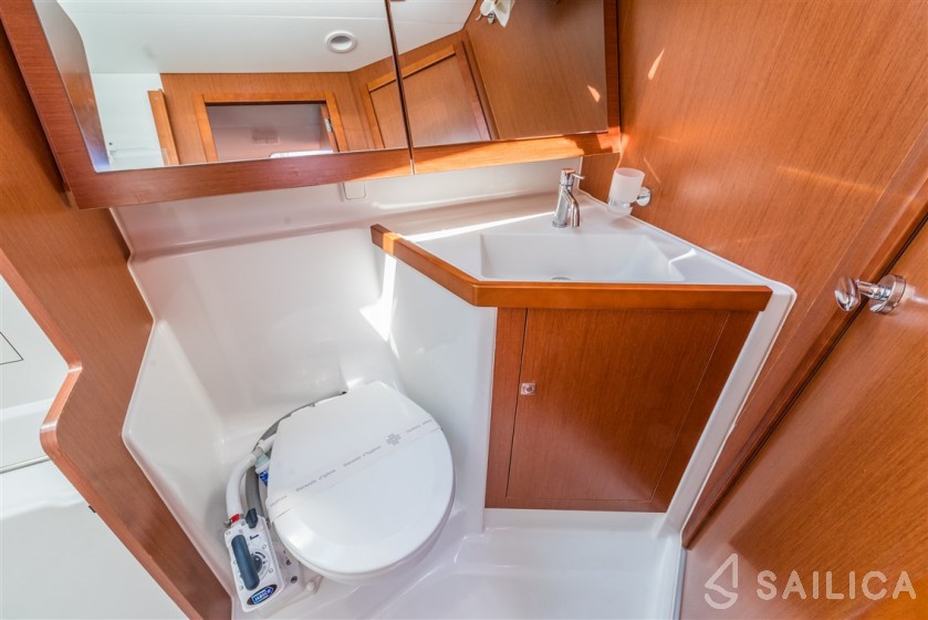 Oceanis 41 - Yacht Charter Sailica