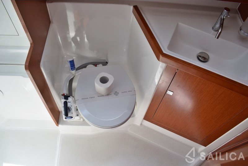 Oceanis 41 - Yacht Charter Sailica