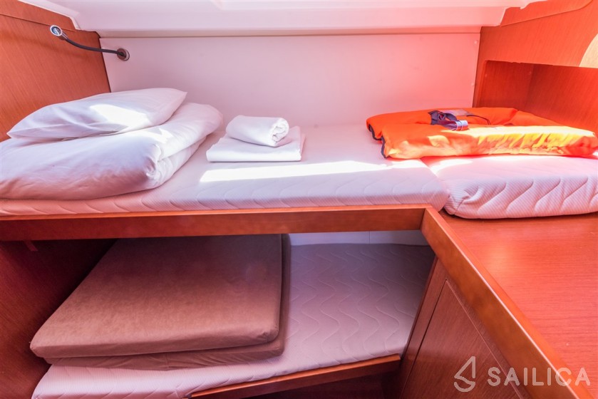 Oceanis 48 - Yacht Charter Sailica