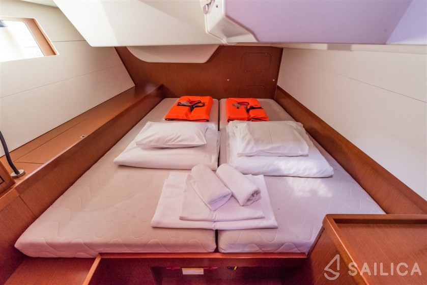 Oceanis 48 - Yacht Charter Sailica