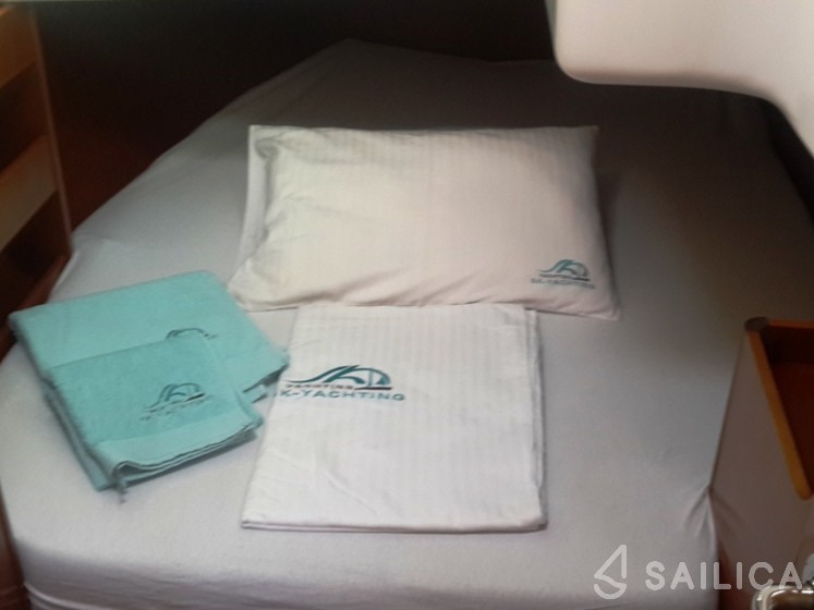 Oceanis 41.1 - Yacht Charter Sailica