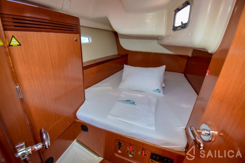 Oceanis 40 - Yacht Charter Sailica