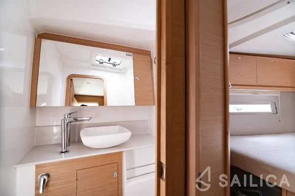 Dufour 520 GL - Yacht Charter Sailica