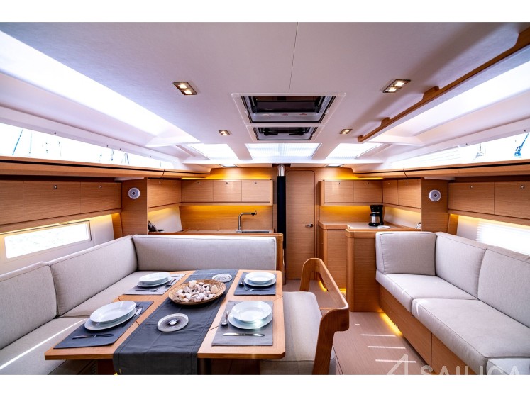 Dufour 520 GL - Yacht Charter Sailica