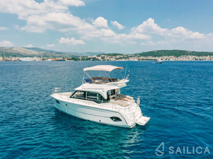 Bavaria E40 Fly - Yacht Charter Sailica