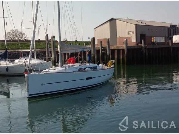 Dufour 310 GL - Yacht Charter Sailica