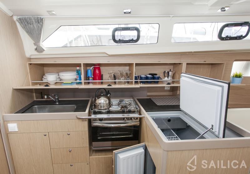 Oceanis 41.1 - Yacht Charter Sailica