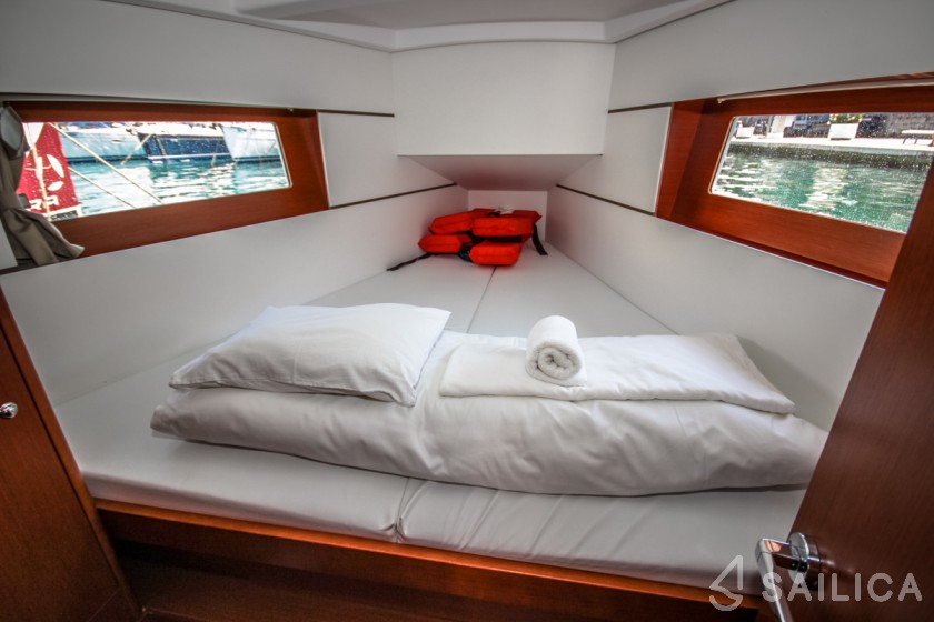 Oceanis 35 - Yacht Charter Sailica