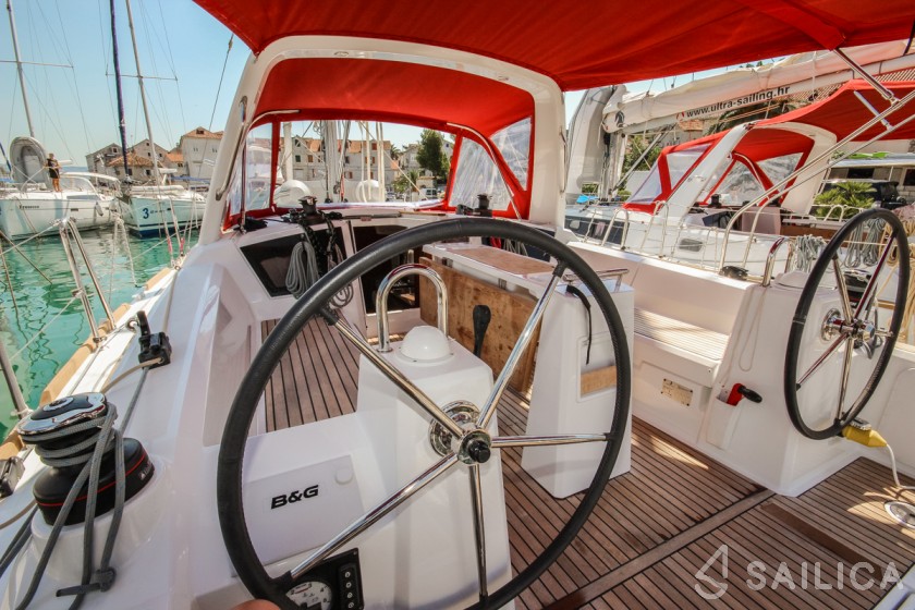 Oceanis 35 - Yacht Charter Sailica