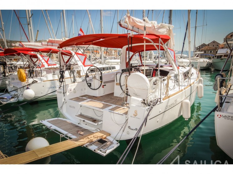 Oceanis 35 - Yacht Charter Sailica