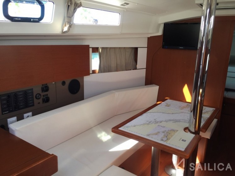 Oceanis 35 - Yacht Charter Sailica