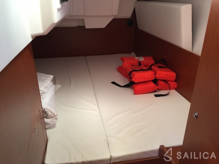 Oceanis 35 - Yacht Charter Sailica