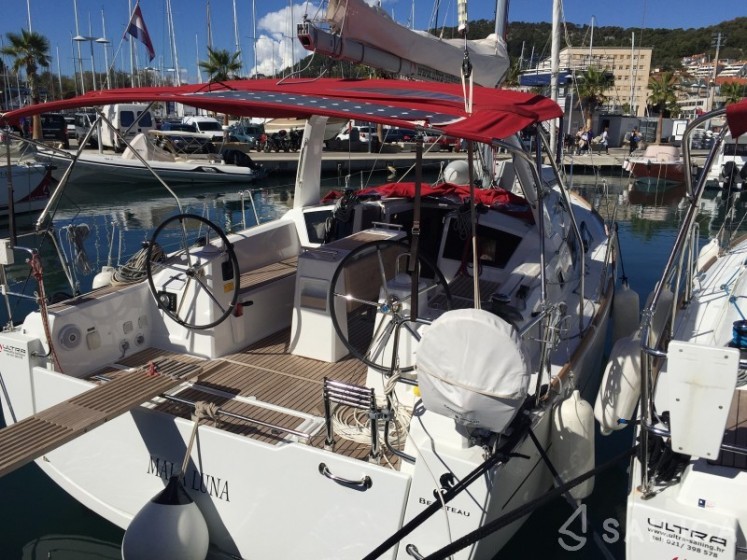 Oceanis 35 - Yacht Charter Sailica