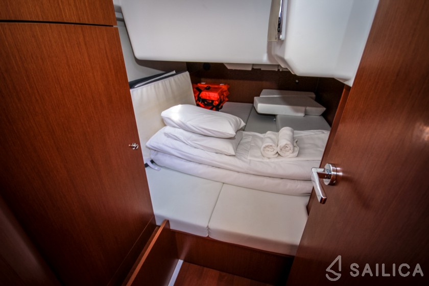 Oceanis 35 - Yacht Charter Sailica