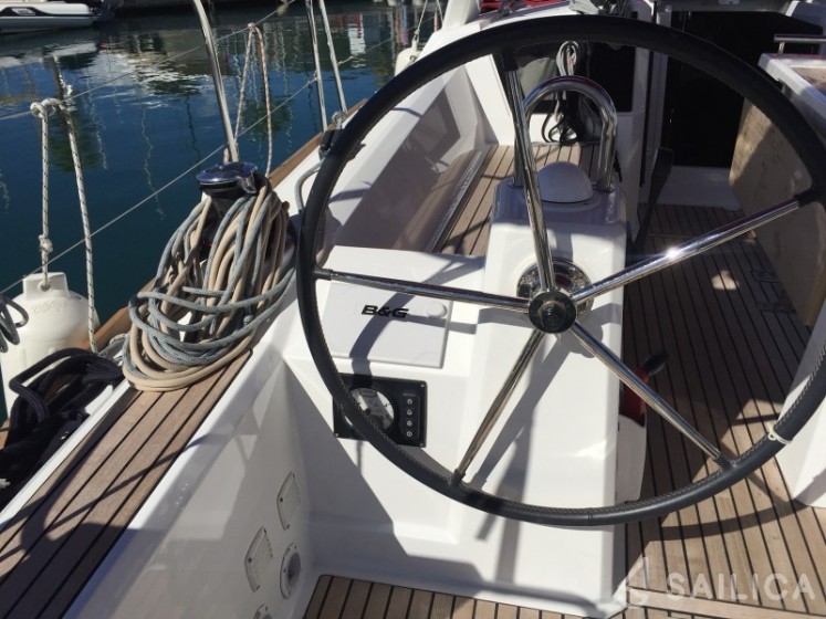 Oceanis 35 - Yacht Charter Sailica