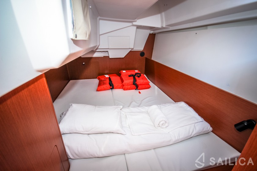 Oceanis 35 - Yacht Charter Sailica