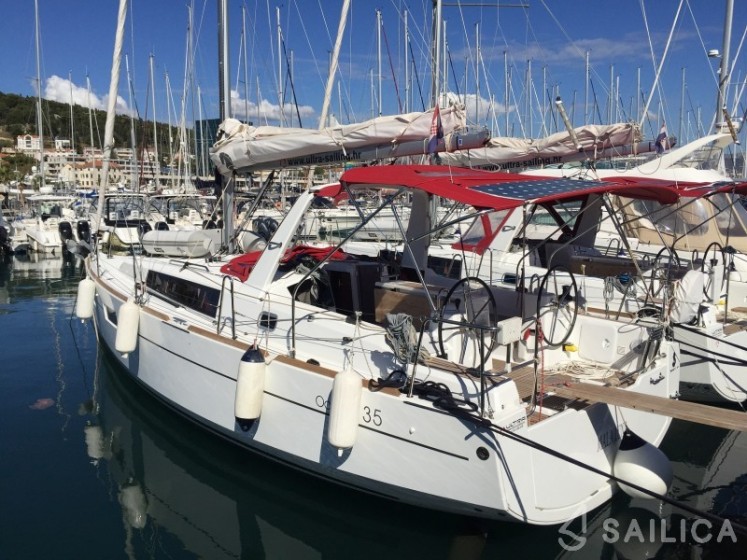 Oceanis 35 - Yacht Charter Sailica