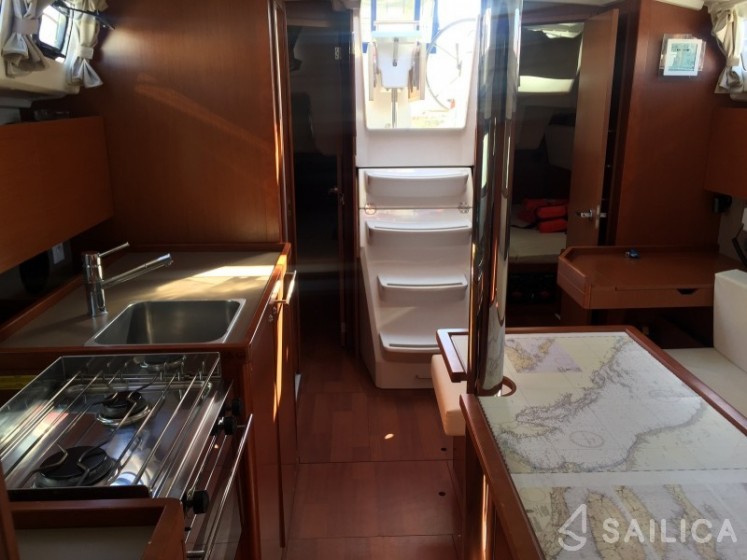 Oceanis 35 - Yacht Charter Sailica