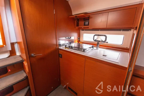 Leader 36 - Yacht Charter Sailica