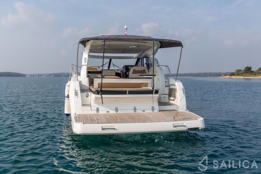 Leader 36 - Yacht Charter Sailica
