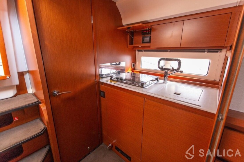 Leader 36 - Yacht Charter Sailica